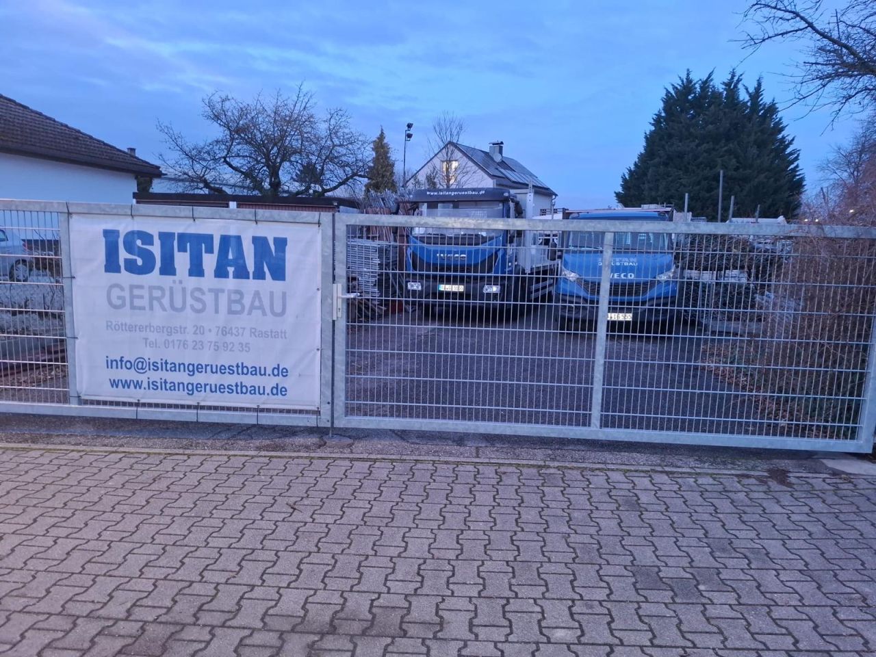 Betriebshof von Isitan Gerüstbau mit Firmenfahrzeugen
